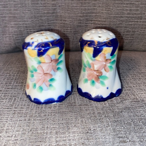 Vtg Flow Blue style porcelain salt & pepper shaker